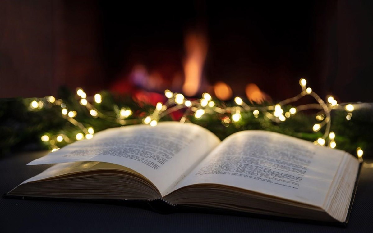 christmasreadingandrelaxingbythefirebookopenxmas