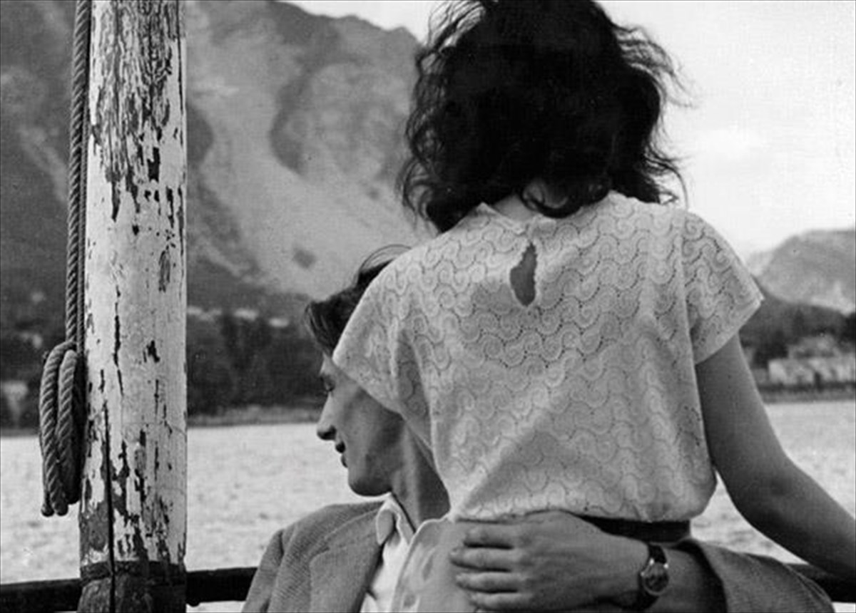 o-italos-mia-sugklonistiki-istoria-gia-ton-erota-ti-thalassa-kai-ton-polemo