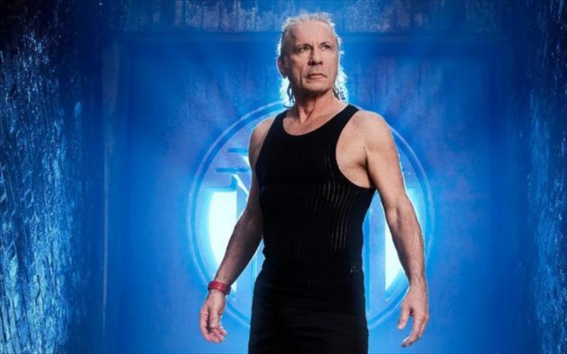 me-aisthitiki-aspromaurou-thriler-to-neo-binteo-tou-bruce-dickinson