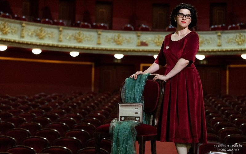 i-theia-lena-meta-apo-to-taksidi-stis-paidiatrikes-klinikes-erxetai-sto-dimotiko-theatro-peiraia