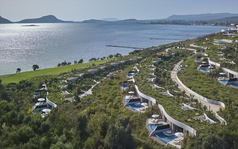 h-costa-navarino-kalosorizei-ti-nea-xronia-me-empeiries-pou-menoun-aksexastes