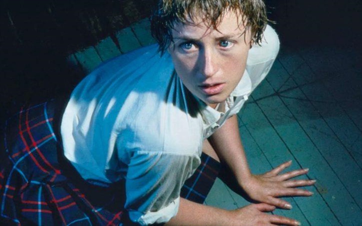 cindy-sherman-untitled-92-1981-xromogeniki-ektuposi-611219-ek---cindy-sherman-me-tin-eugeniki-paraxorisi-tis-kallitexnidos-kai-tis-cindy-sherman-me-tin-eugeniki-paraxorisi-tis-kallitexnidos-kai-tis