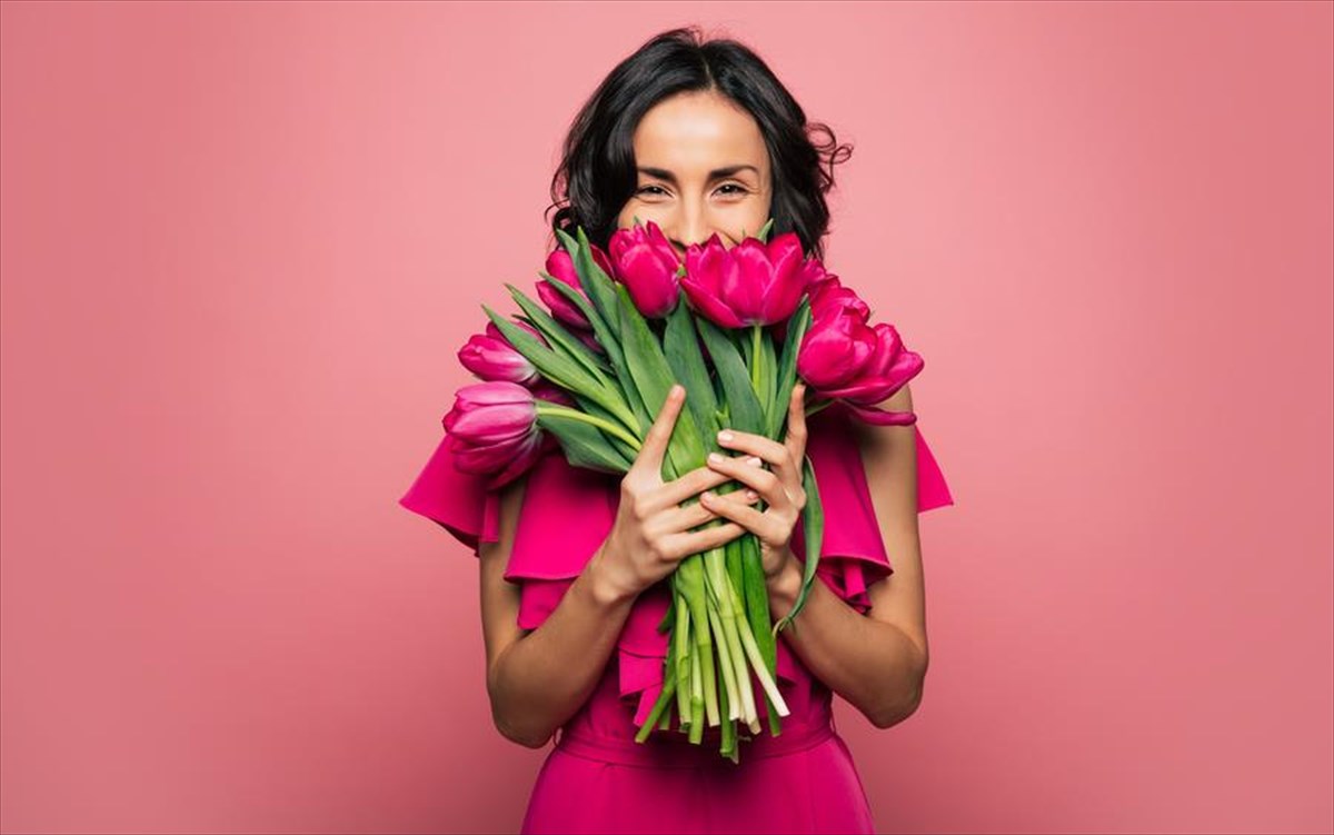 imera-gunaikas-louloudia