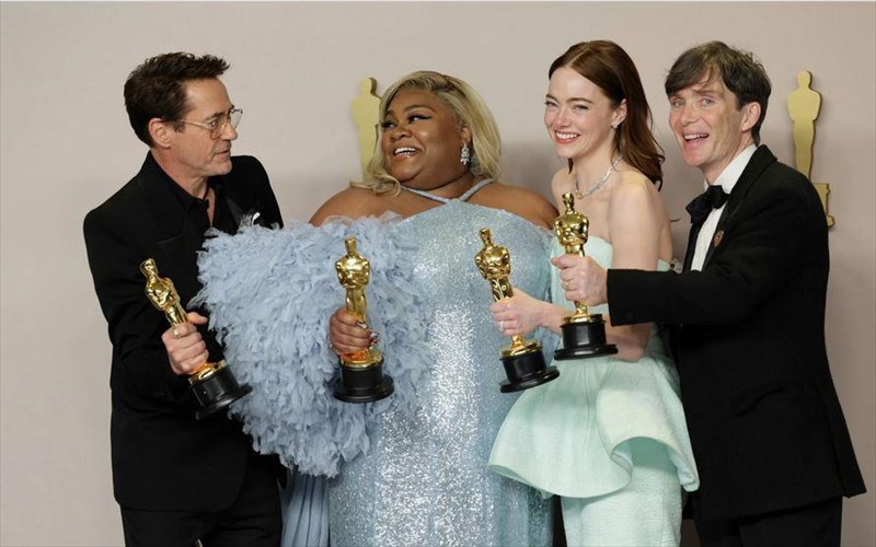 thriambos-gia-to-oppenheimer-sta-fetina-oskar-stin-ema-stooun-to-brabeio-a-gunaikeiou-rolou