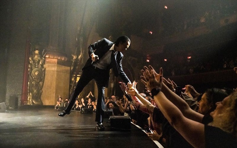 o-spoudaios-nick-cave-anebainei-sti-skini-tis-stegis