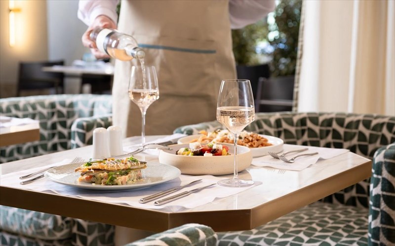 lampero-press-event-gia-to-neo-bar-kai-restaurant-amber-cellar-tou-omilou-mitsis-sto-limani-tou-peiraia-restaurant-amber-cellar-tou-omilou-mitsis-sto-limani-tou-peiraia