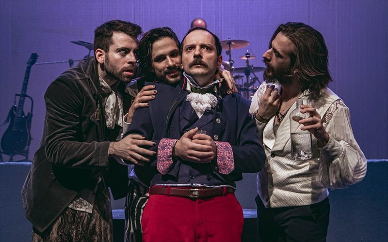 oi-paixtes-sunexizoun-tin-kalokairini-tous-periodeia