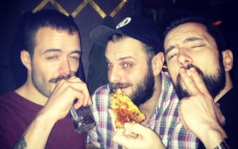 treis-maskoforoi-dJs-sto-romantso