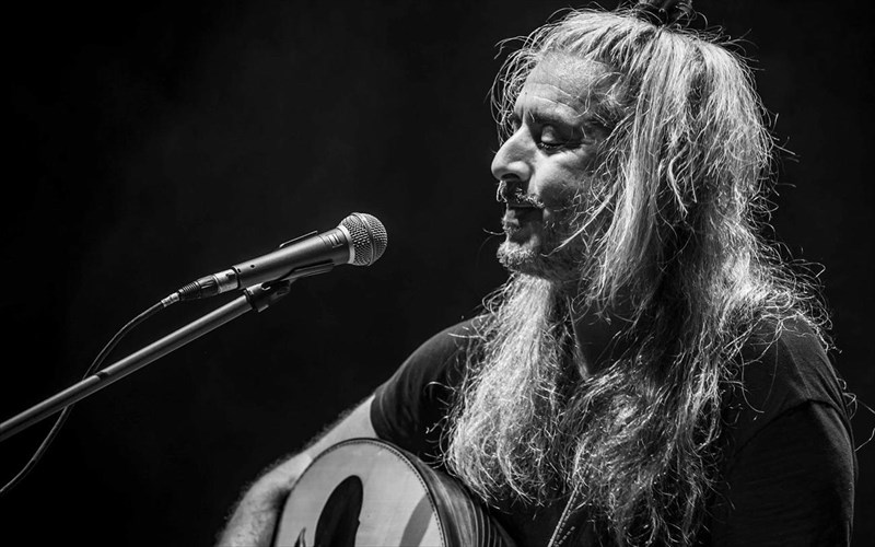 i-sunaulia-tou-gianni-xarouli-kato-apo-ta-asteria-allakse-imerominia