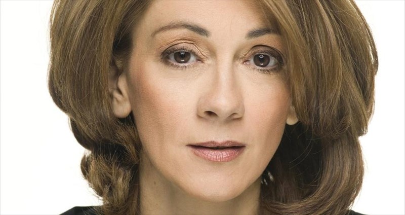 manina-zoumpoulaki-den-blepo-kapoia-lusi-apo-pano-i-apo-ekso-apo-ekso