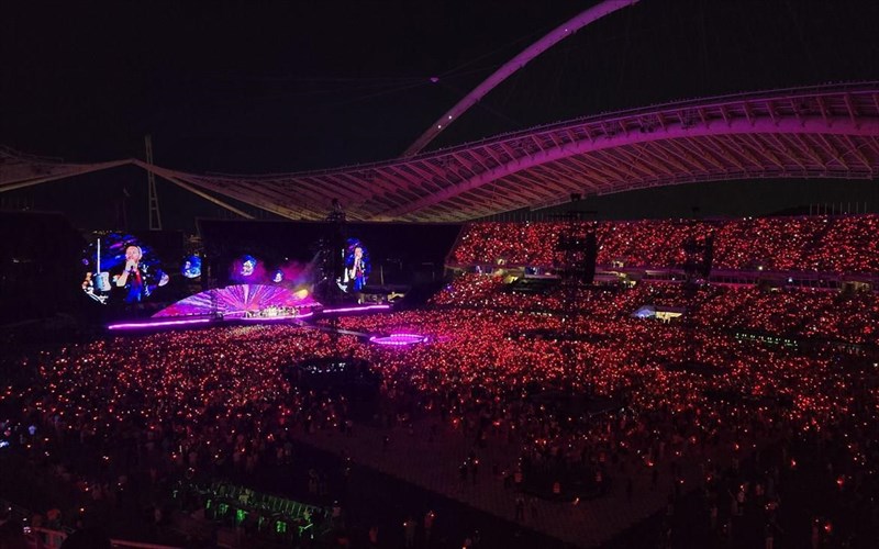 oi-coldplay-irthan-ki-ekanan-60000-kosmou-mia-agkalia