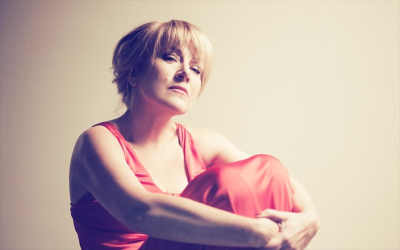 i-elli-paspala-euxetai-xronia-polla-stin-Joni-mitchell