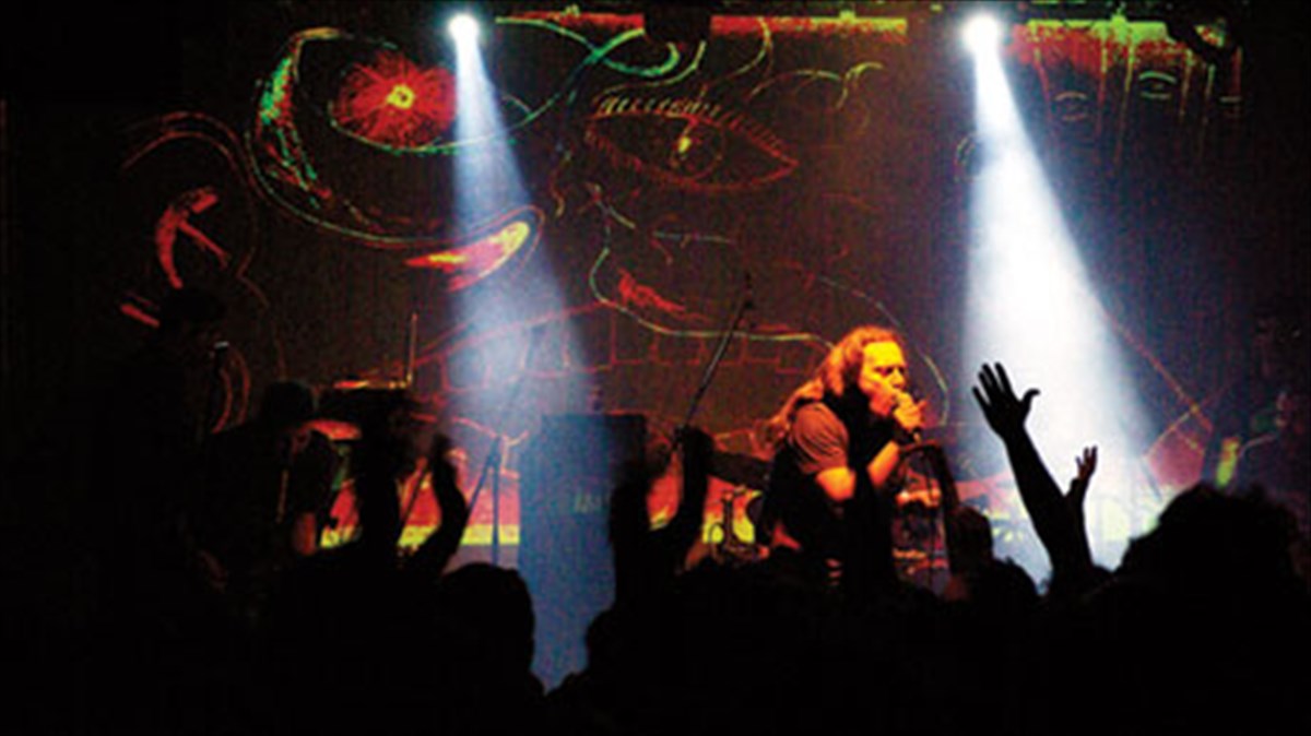 ta-mora-sti-fotia-anebainoun-ksana-sti-skini