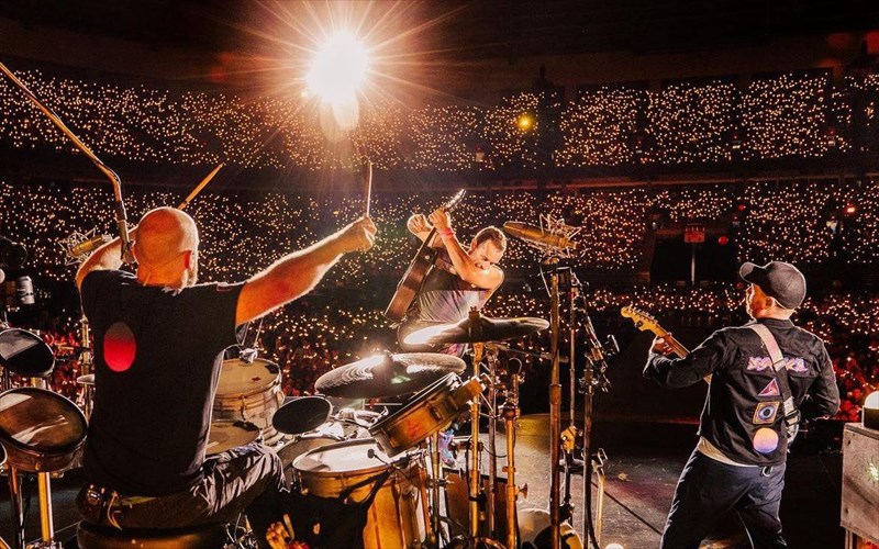 coldplay-deite-to-video-clip-tou-feels-like-im-falling-in-love-apo-ti-skini-tou-irodeiou