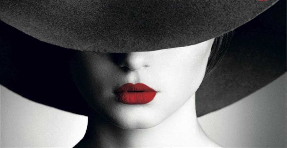 thanatos-me-kokkina-xeili-kentriki-foto