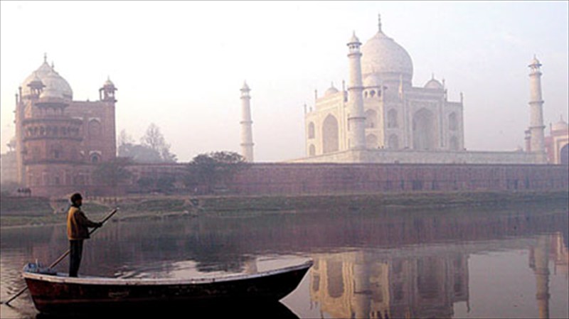 i-atmosfairiki-rupansi-apeilei-to-taj-mahal