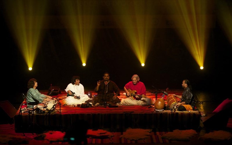 pos-mpleketai-i-tzaz-me-tin-indiki-mousiki-tzaz-me-tin-indiki-mousiki