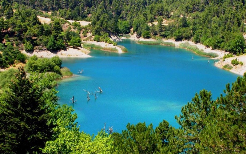 i-limni-tsiblou-kai-i-omorfia-pou-antanakla-sta-oreina-tis-axaias-omorfia-pou-antanakla-sta-oreina-tis-axaias