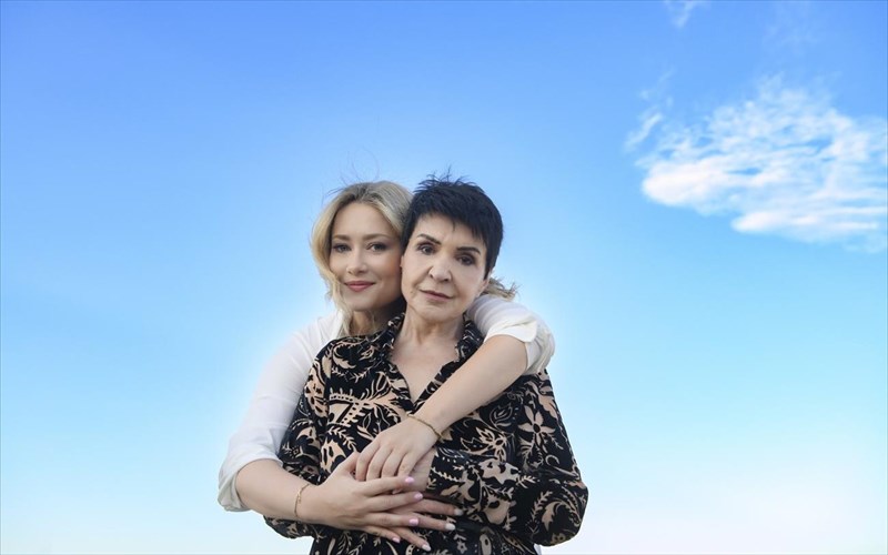 duo-gunaikes-xoreuoun-sto-theatro-diana-me-epipleon-parastaseis