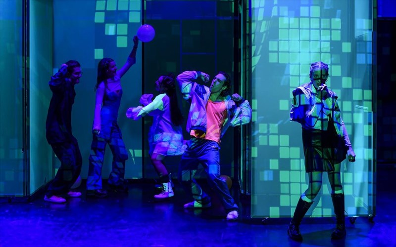 meta-to-partu-mia-parastasi-gia-ton-psifiako-ekfobismo-anebainei-sto-ethniko-theatro