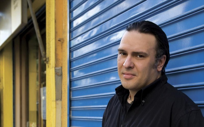 o-kostas-leibadas-me-neo-uliko-ston-stauro