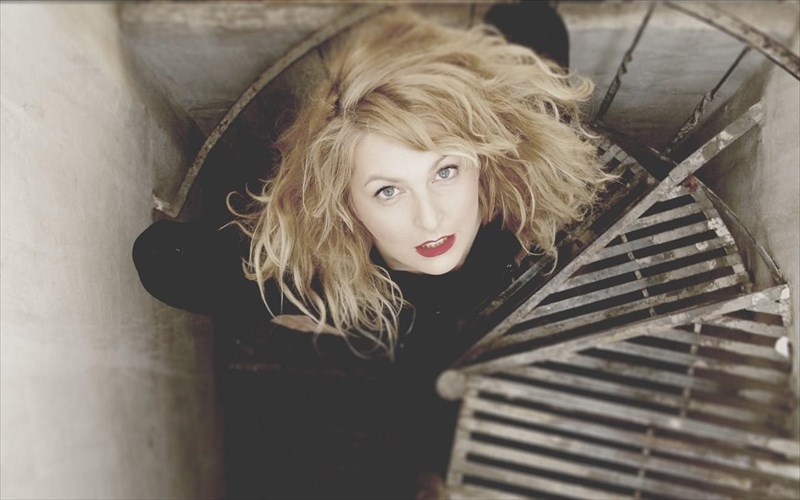 i-marietta-fafouti-allazei-rolous-sto-kookoo