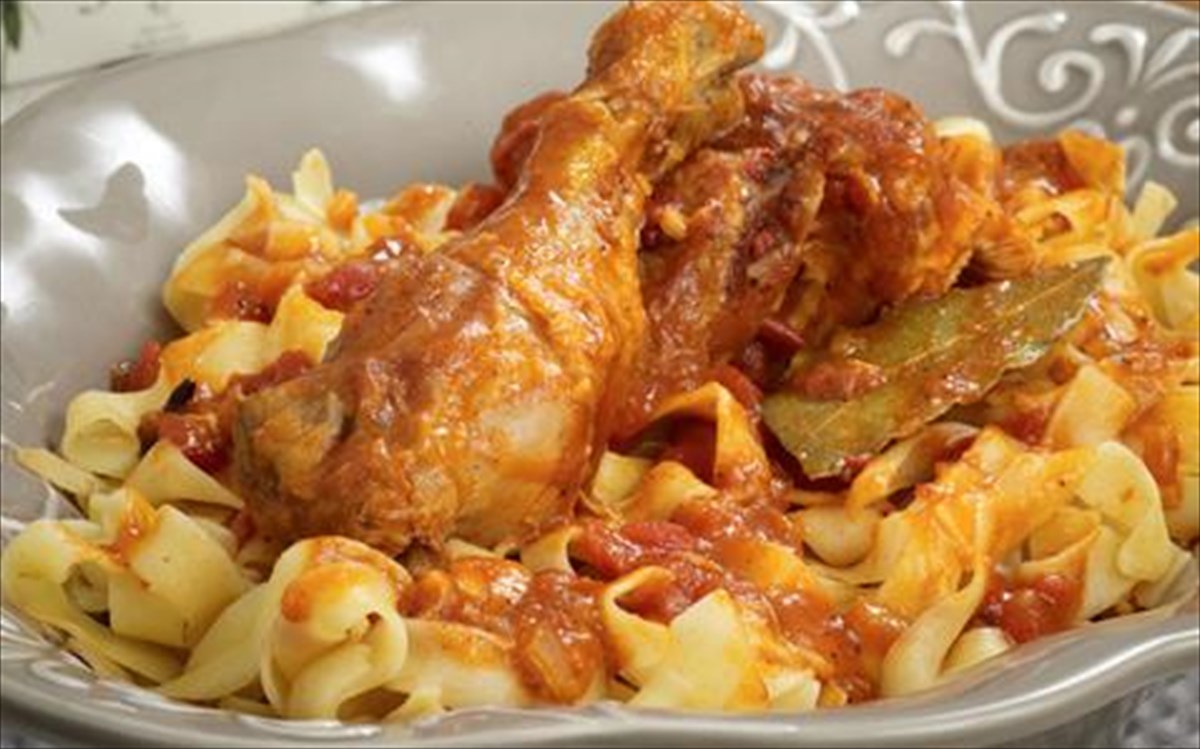 kokkoras-me-xulopites