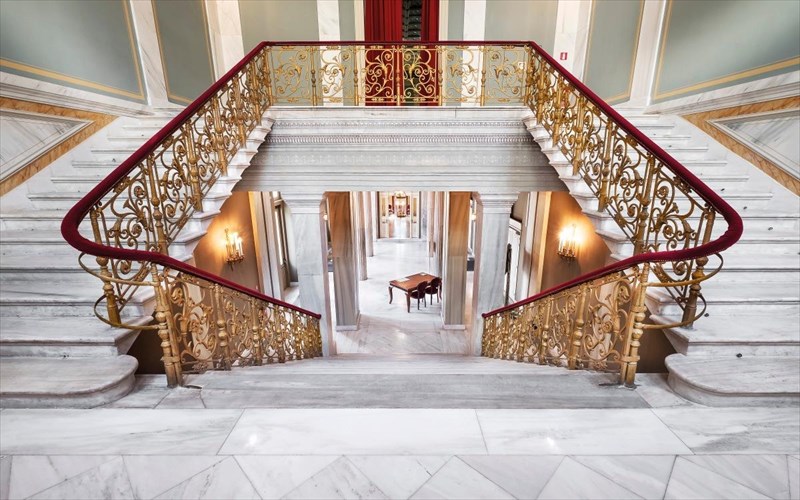 dimotiko-theatro-peiraia-anoikse-i-propolisi-gia-tin-poluanamenomeni-paragogiosa-pairnei-o-anemos-anemos