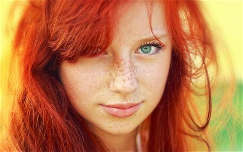 ti-prokalei-to-fusiko-kokkino-xroma-sta-mallia