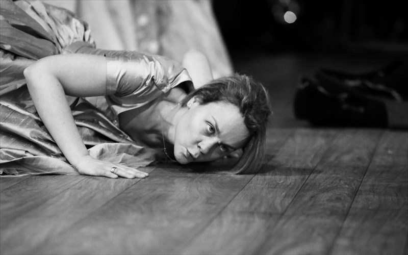 osa-pairnei-o-anemos-20-monadikes-fotografies-apo-tis-probes-ligo-prin-tin-premiera-anemos-20-monadikes-fotografies-apo-tis-probes-ligo-prin-tin-premiera