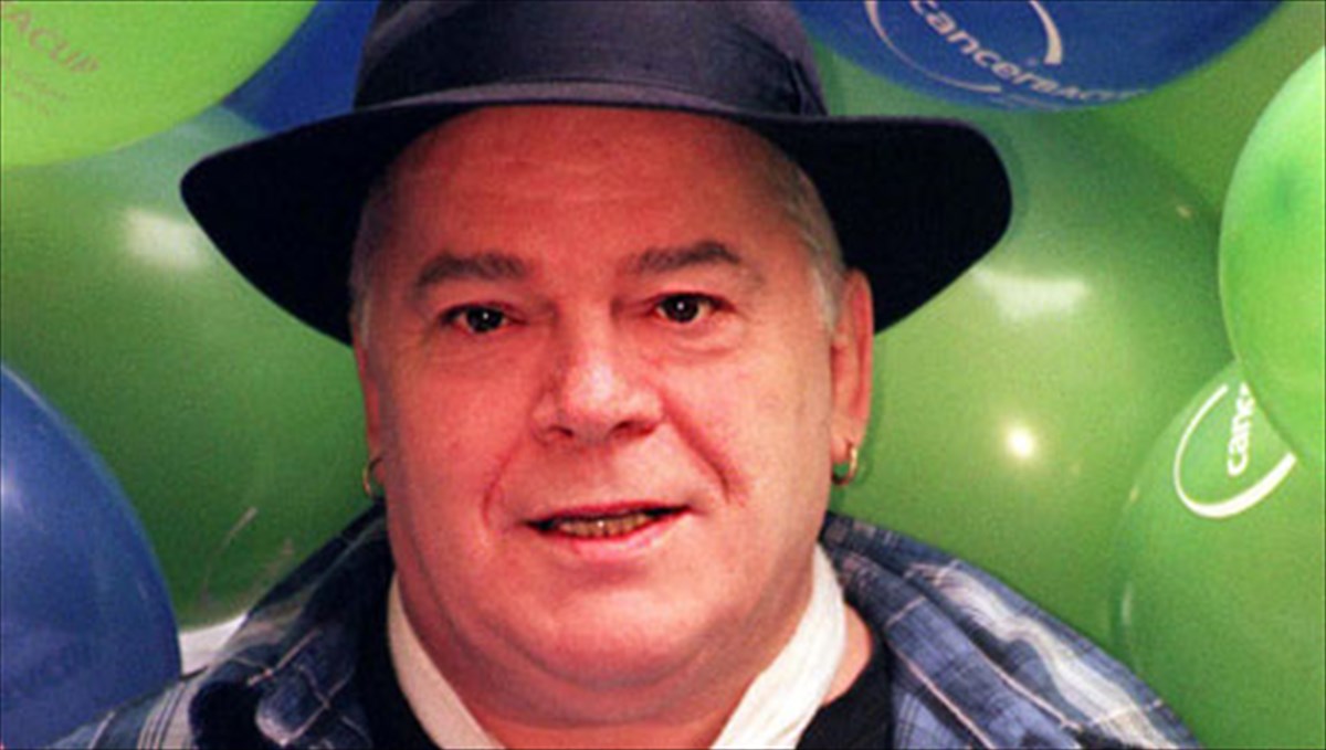 o-thrulos-tou-ian-ntiouri-zontaneuei-sti-megali-othoni