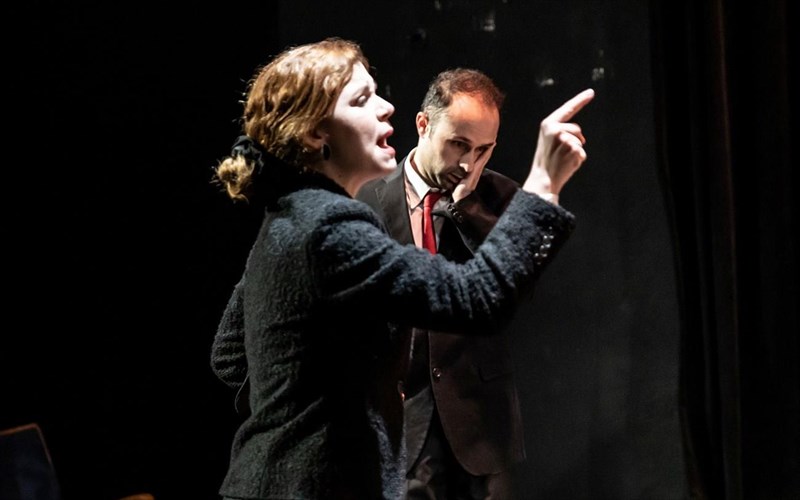 kritiki-eidame-to-raised-in-captivity-sto-theatro-mpellos