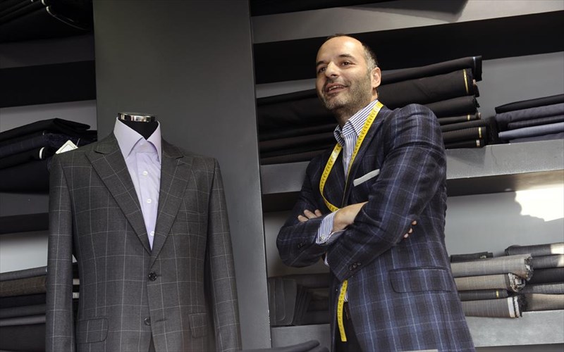 ta-10-mustika-enos-kalorammenou-andrikou-kostoumiou