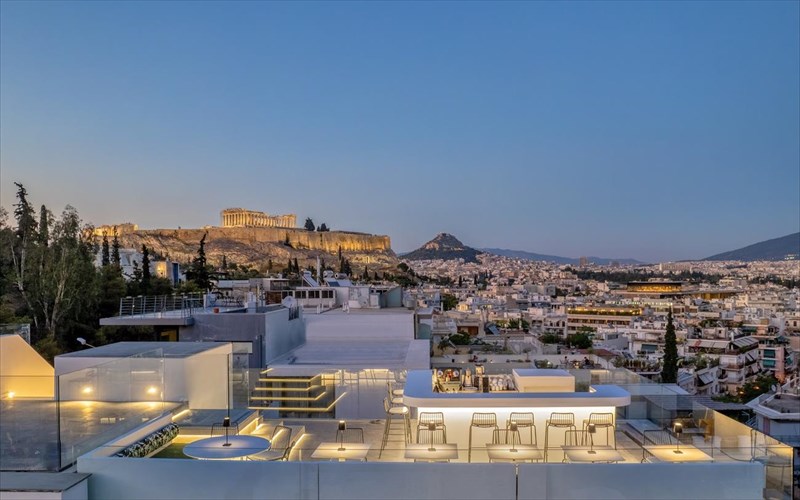 neoma-roof-garden-ananeomeno-concept-me-fonto-tin-akropoli