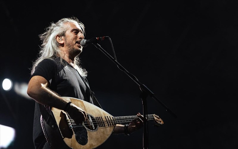 o-giannis-xaroulis-ton-kosmo-fernei-anapoda-ti-gi-mesa-sto-piato-ston-lukabitto