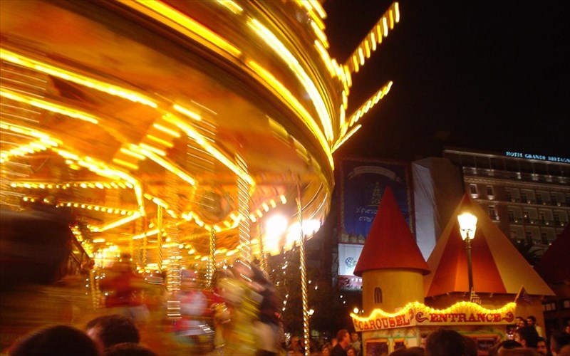 xristougenna-me-karabi-stin-plateia-suntagmatos