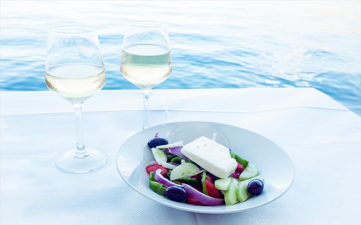 salata-xoriatiki-krasi