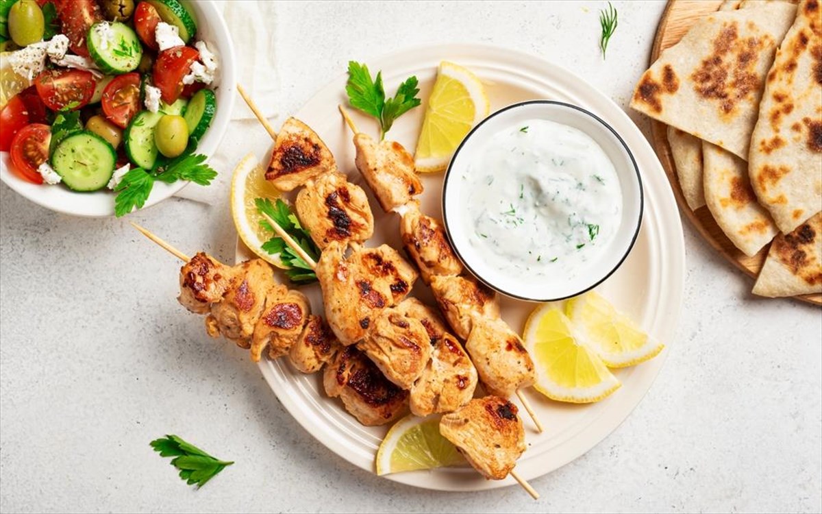 soublakia-salata-xoriatiki-tzatziki-giaourti
