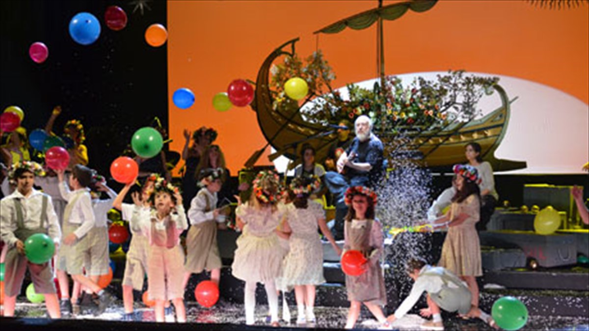 o-nionios-oloklironei-tis-afigiseis-tou-sto-megaro