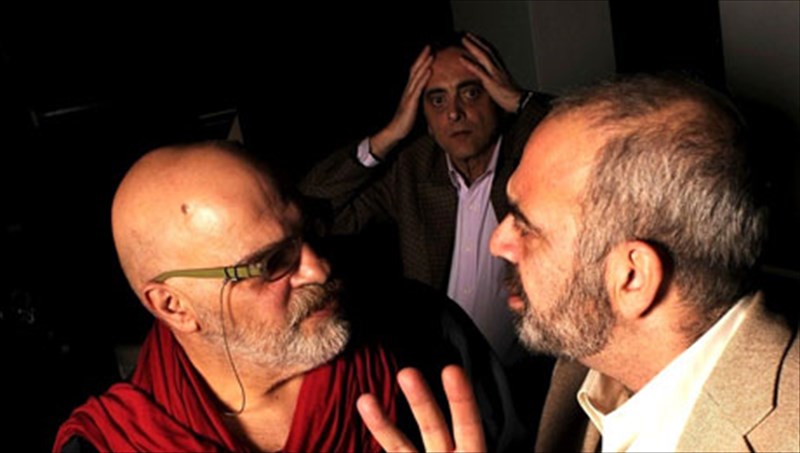 treis-filotexnoi-enas-pinakas-kai-mia-mauri-komodia