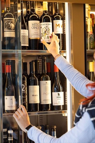 sto-vibo-ksekinaei-oiniko-festibal-pou-tha-diarkesei-enan-olokliro-mina