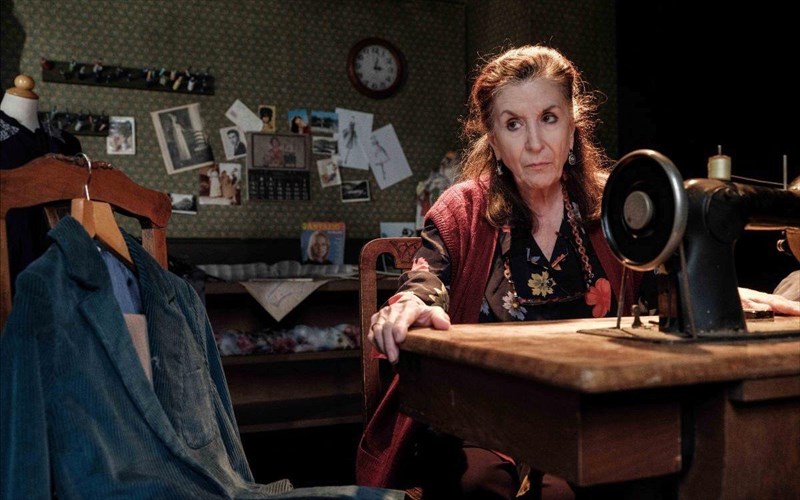 oi-sold-out-parastaseis-tis-xronias-pou-anebainoun-ksana-meros-1o-meros-1o