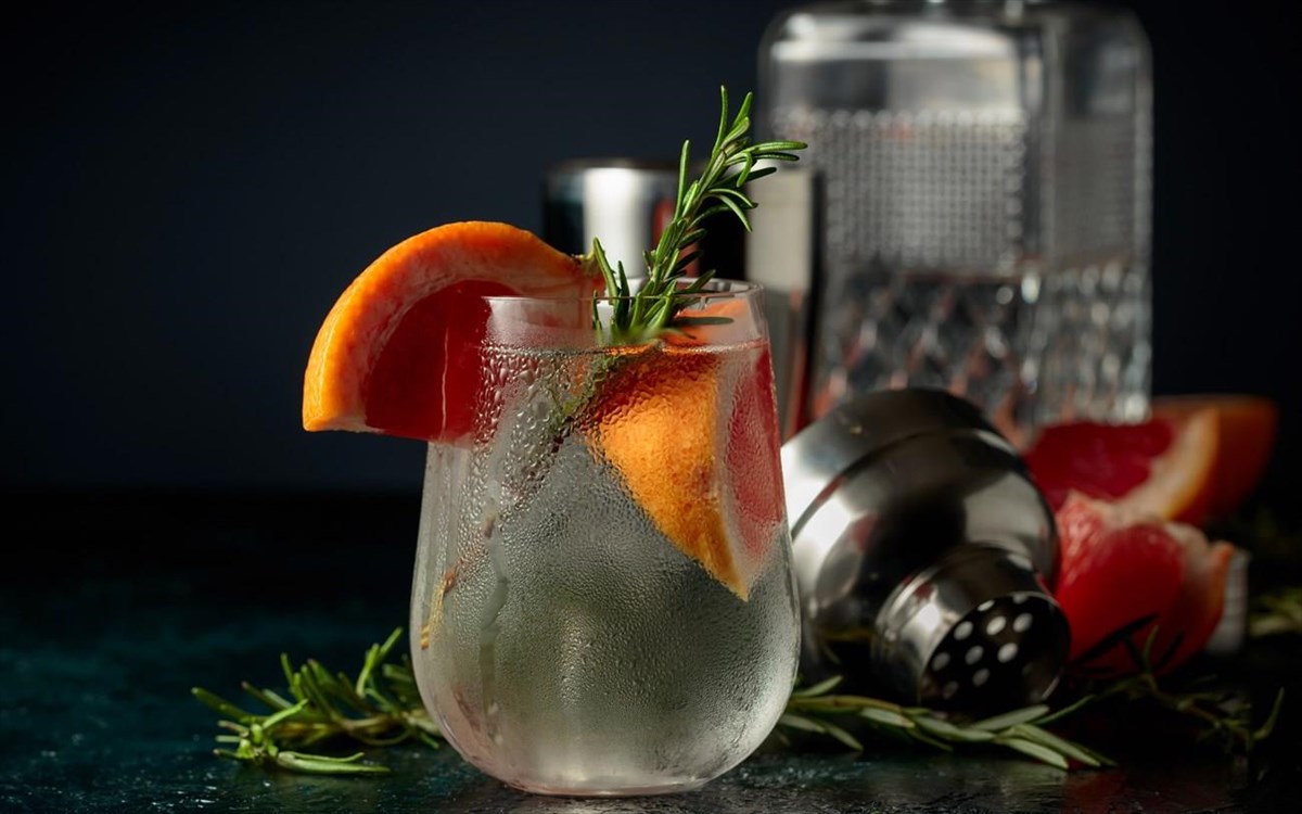 cocktailgintonicwithicegrapefruitandrosemaryrefreshingdrink