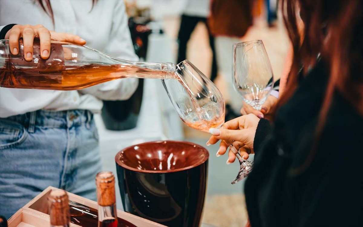 sommelierpouringwineforwinetastinginabarof