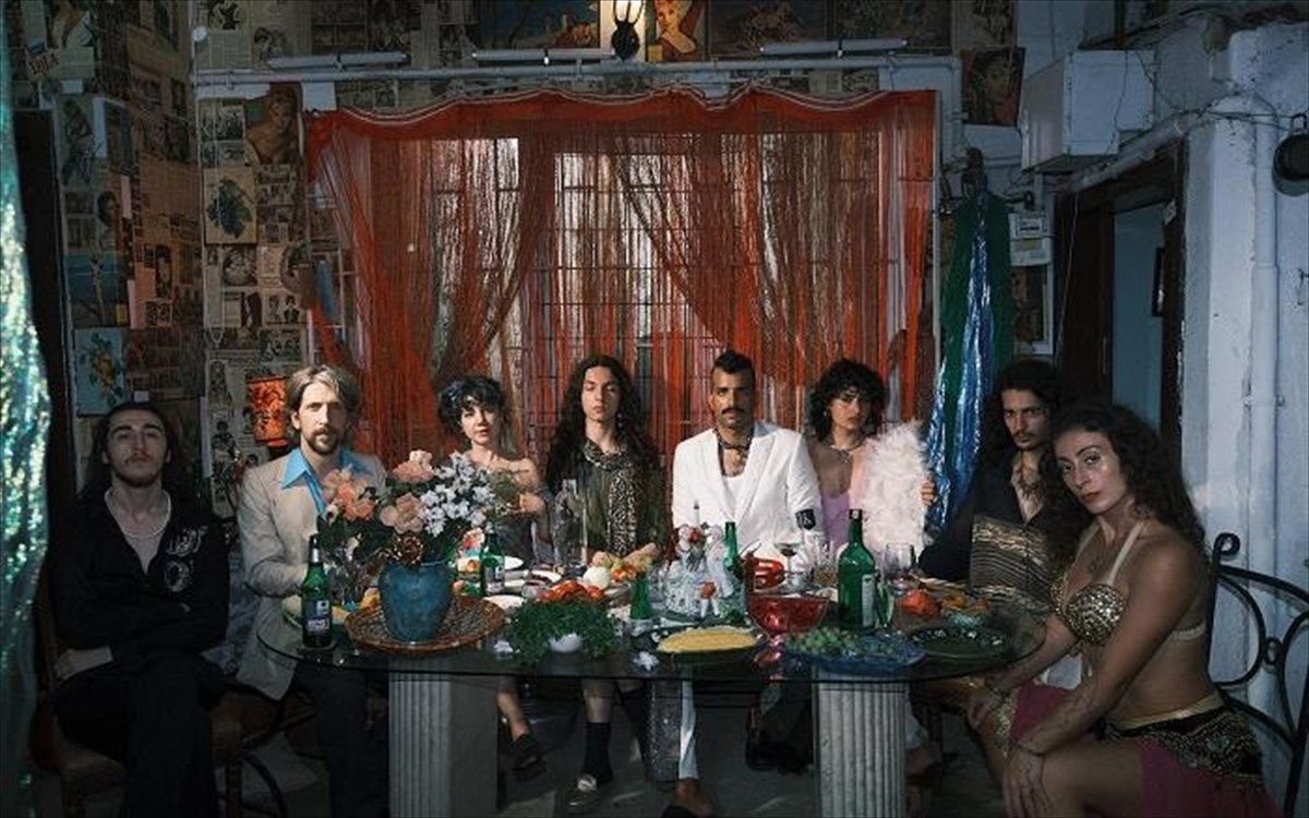 oi-kadebostany-katalambanoun-ti-skini-tou-fuzz-club