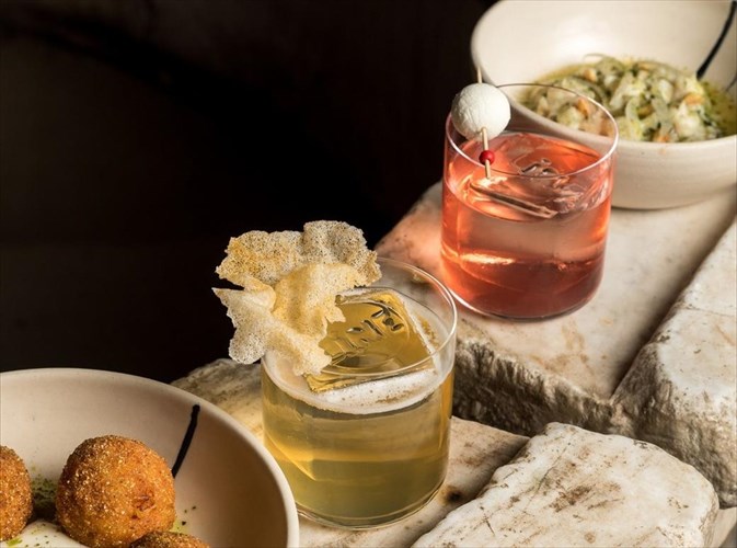 sta-kalutera-bar-tou-kosmou-briskontai-kai-4-athinaika-athinaika