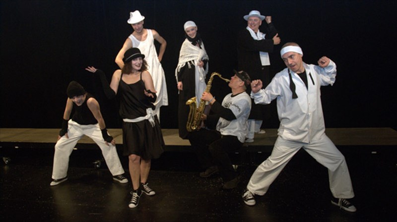 to-theatriko-ergo-enos-polonou-profiti