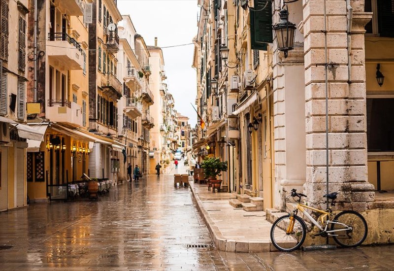 se-auta-ta-nisia-tha-mporousame-na-zisoume-kai-ton-xeimona