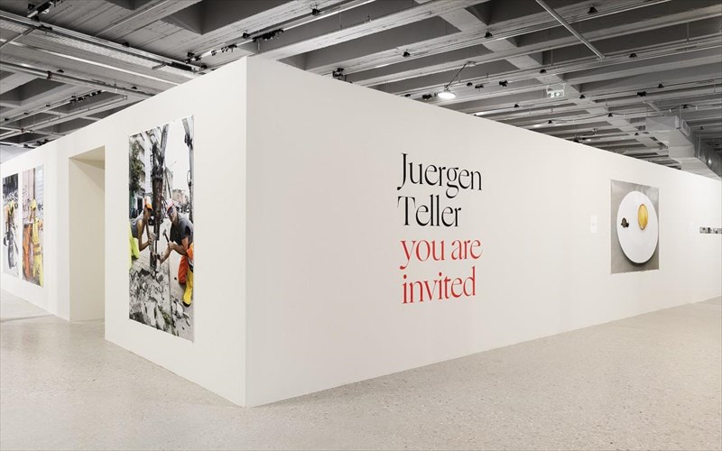 Juergen-teller--you-are-invited-poso-raw-mporei-na-einai-mia-ekthesi-fotografias-you-are-invited-poso-raw-mporei-na-einai-mia-ekthesi-fotografias