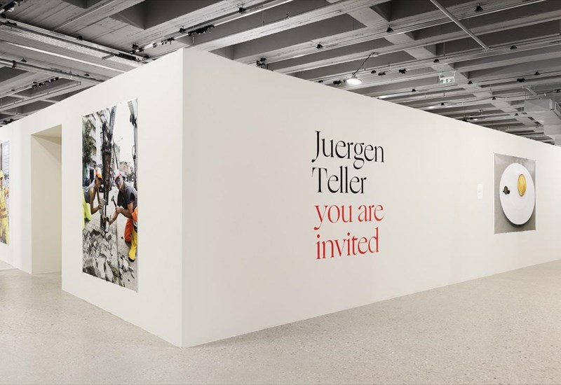 Juergen-teller-you-are-invited-poso-raw-mporei-na-einai-mia-ekthesi-fotografias-you-are-invited-poso-raw-mporei-na-einai-mia-ekthesi-fotografias
